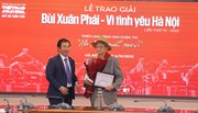  Đạo diễn NSND Trần Văn Thủy nhận Giải thưởng Lớn - Vì tình yêu Hà Nội 